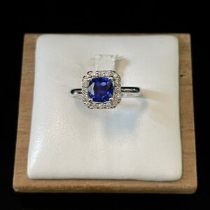 Anello in oro bianco con diamanti e zaffiro