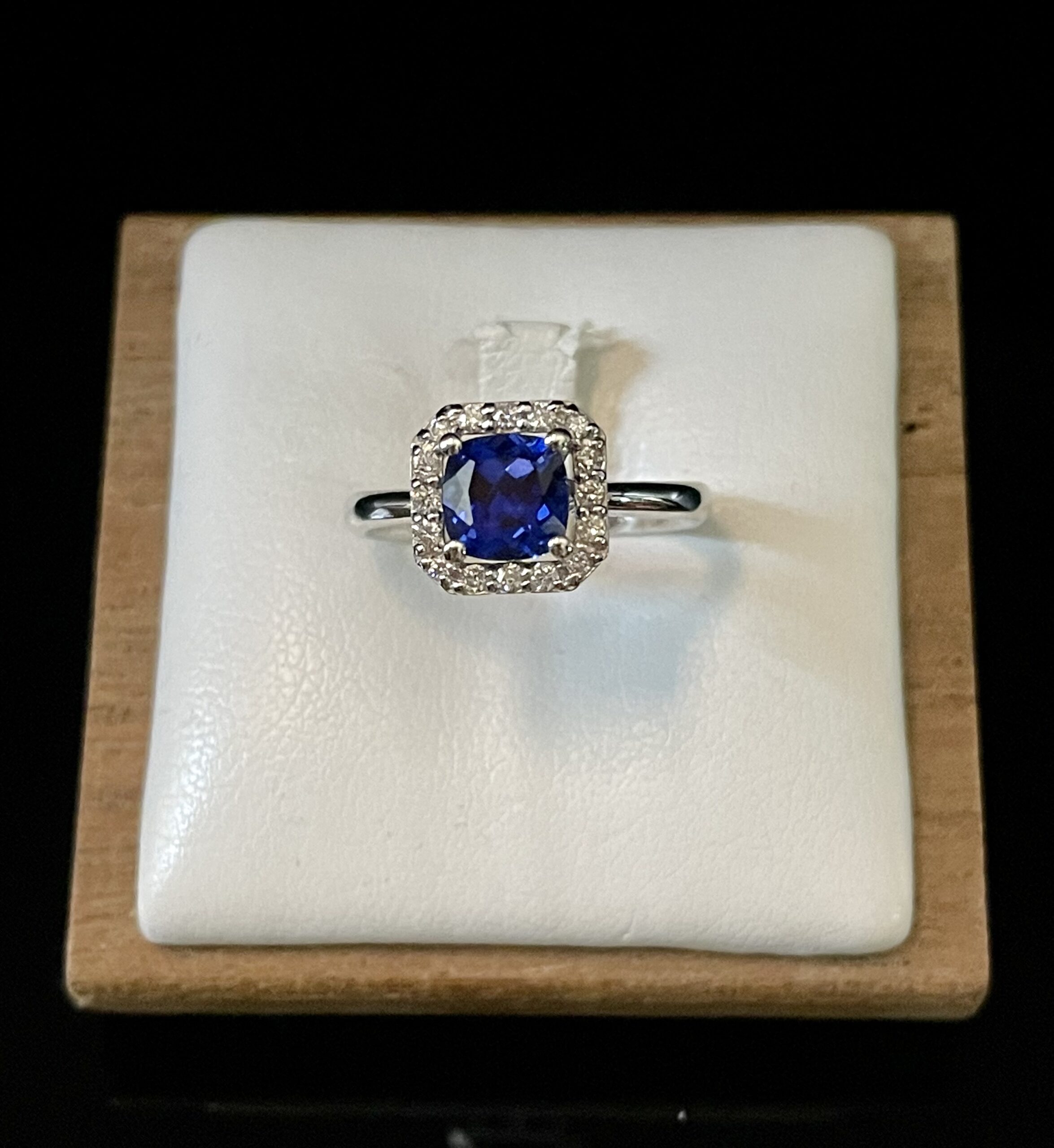 Anello in oro bianco con diamanti e zaffiro