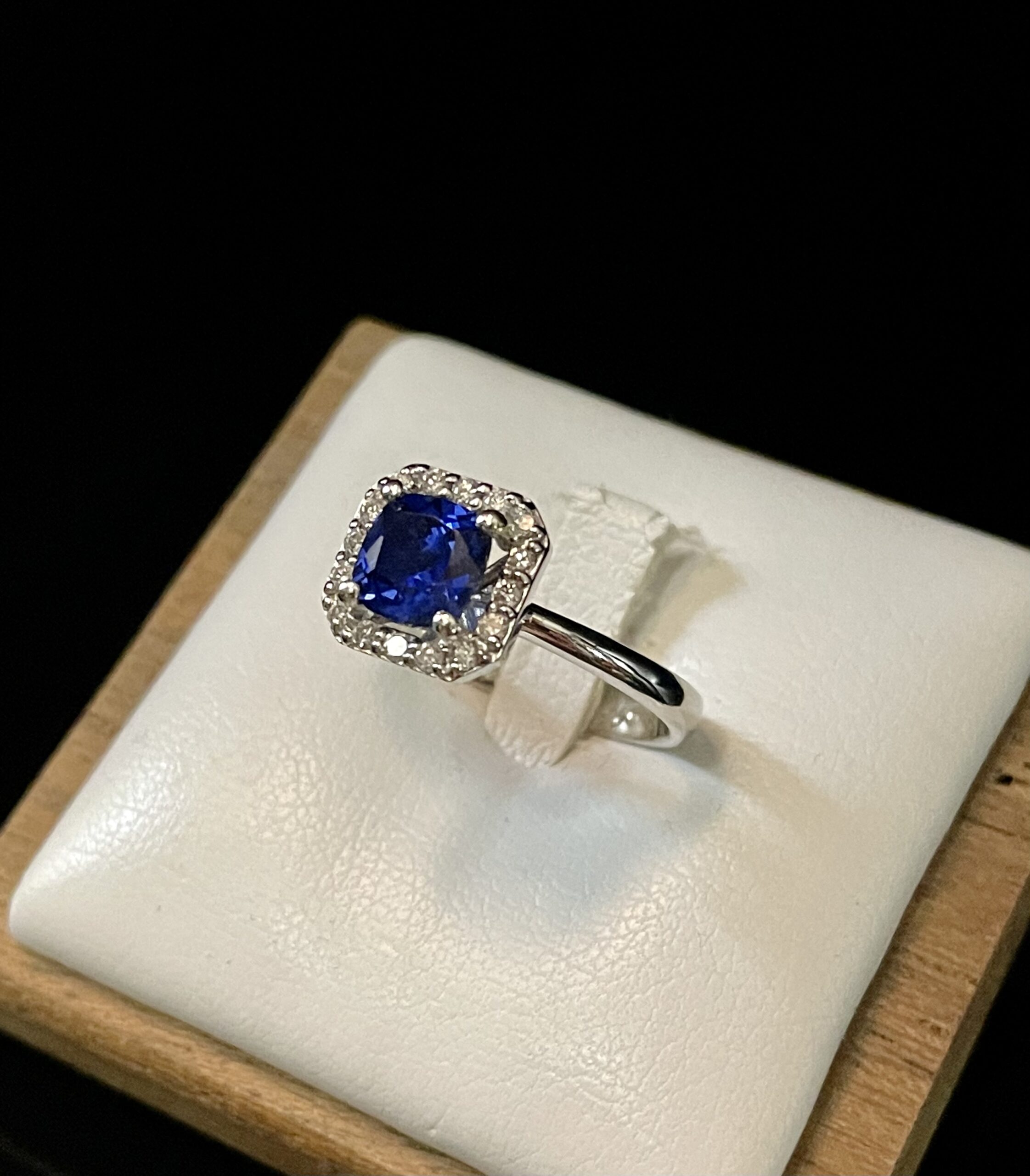 Anello in oro bianco con diamanti e zaffiro - immagine 2