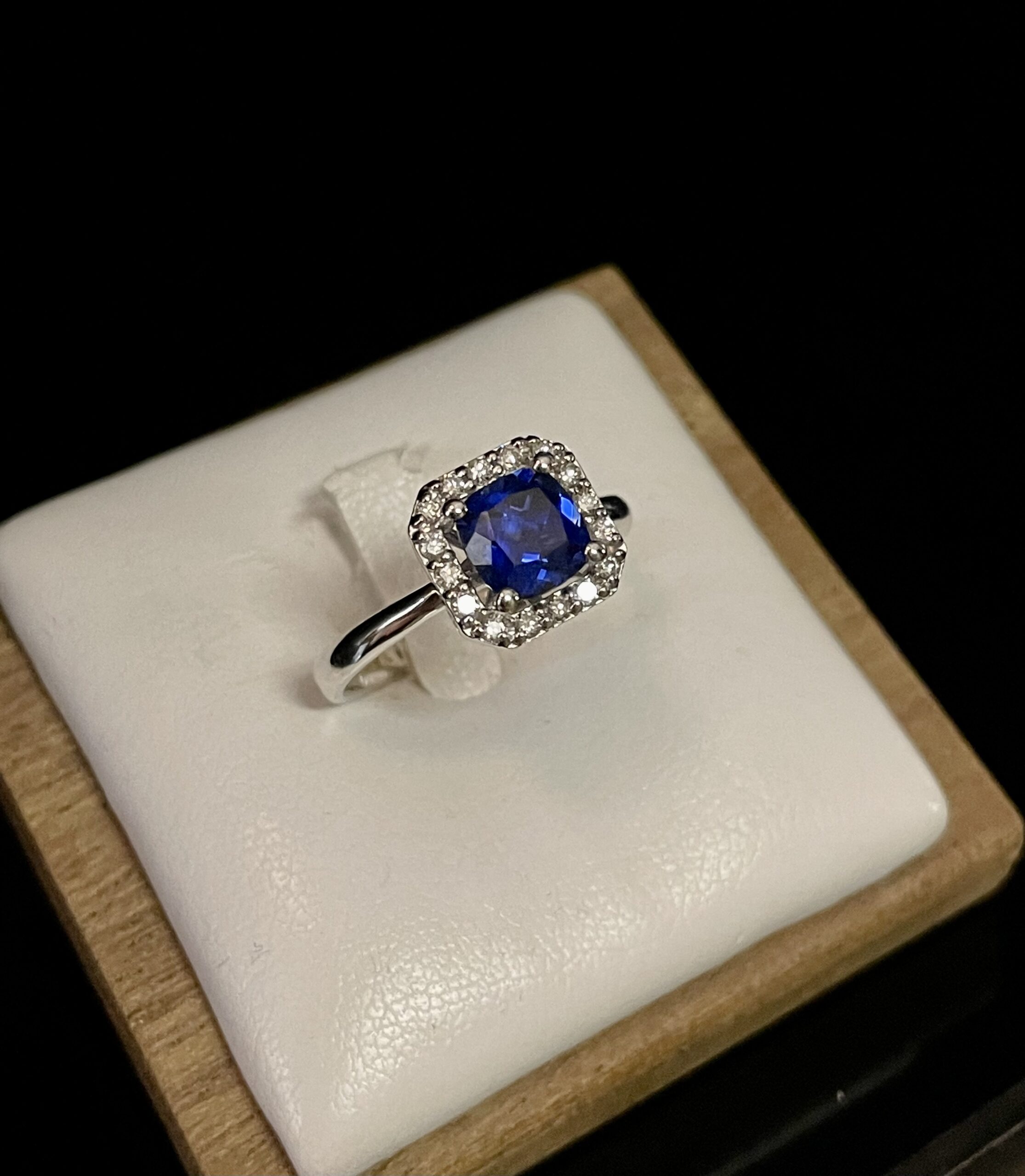 Anello in oro bianco con diamanti e zaffiro - immagine 3