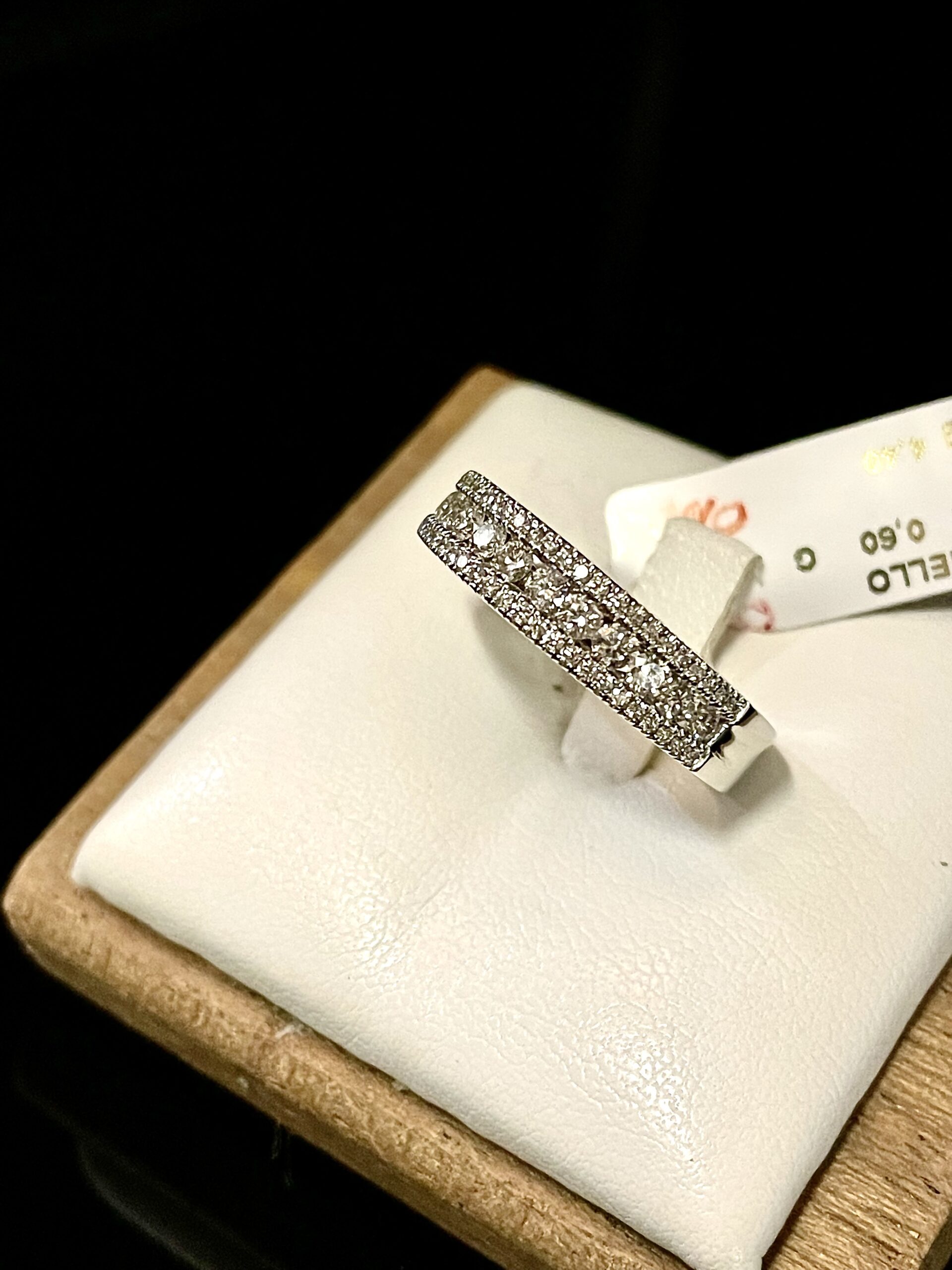 Anello in oro bianco e diamanti - immagine 2