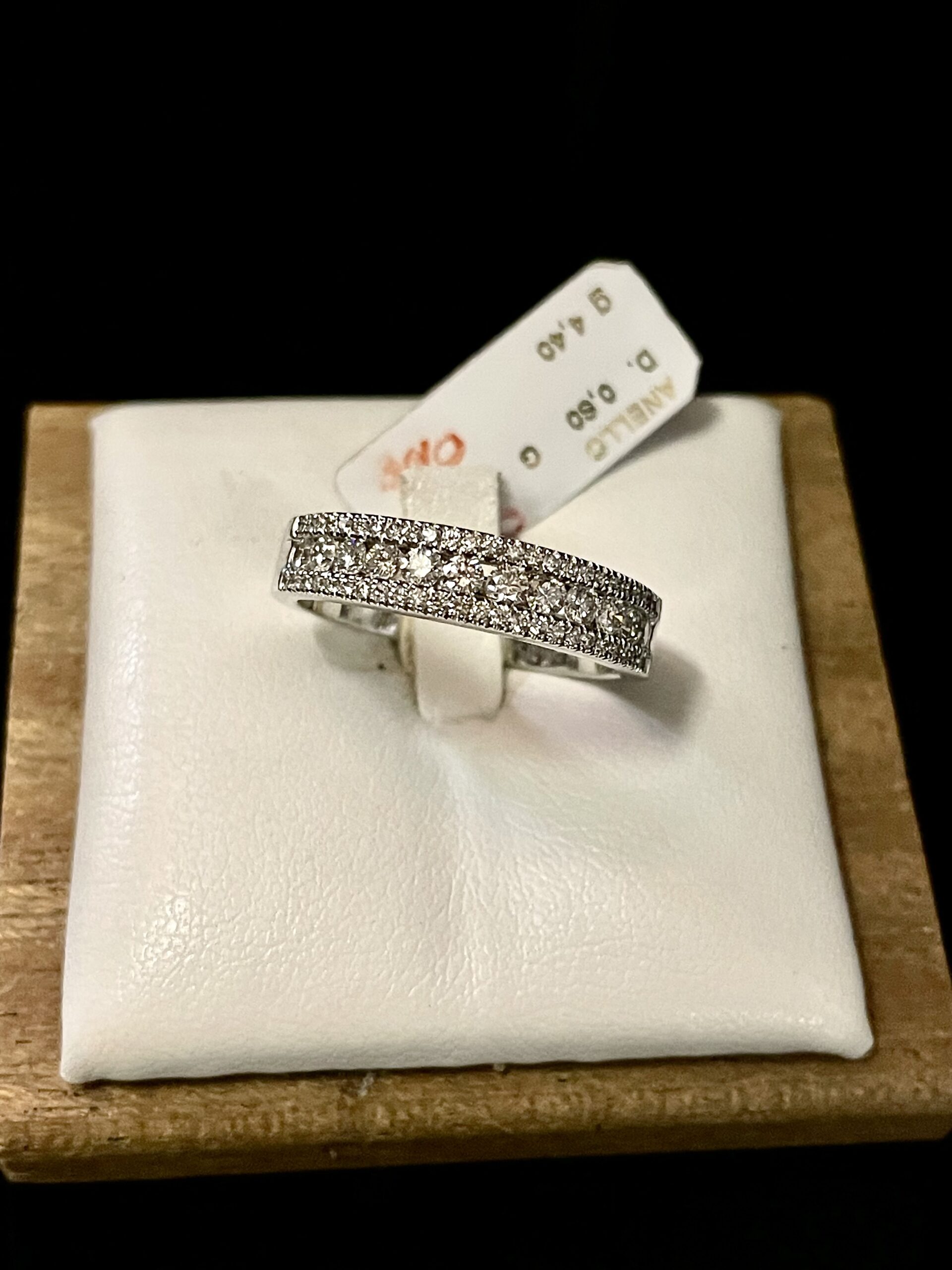 Anello in oro bianco e diamanti