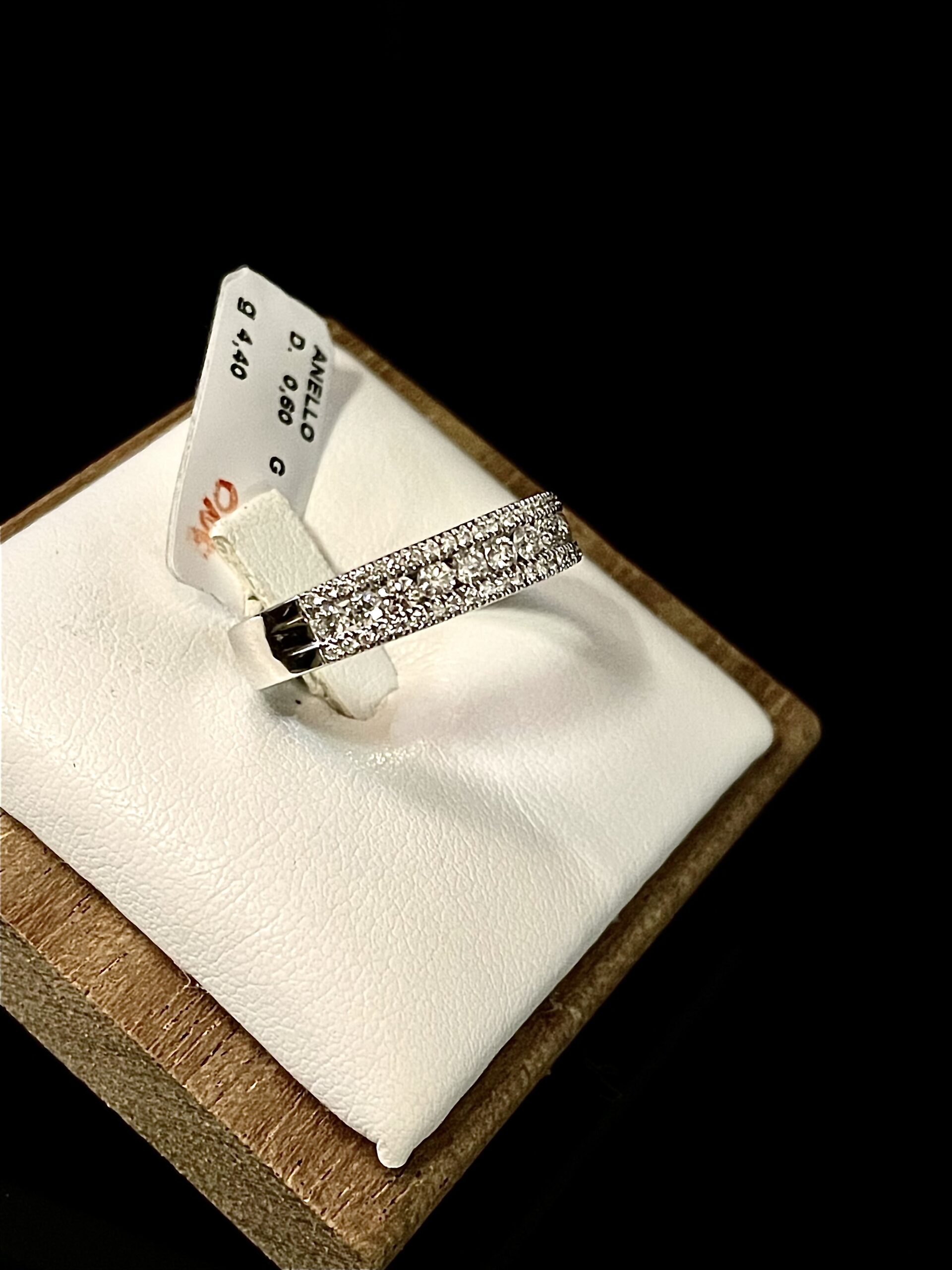Anello in oro bianco e diamanti - immagine 3