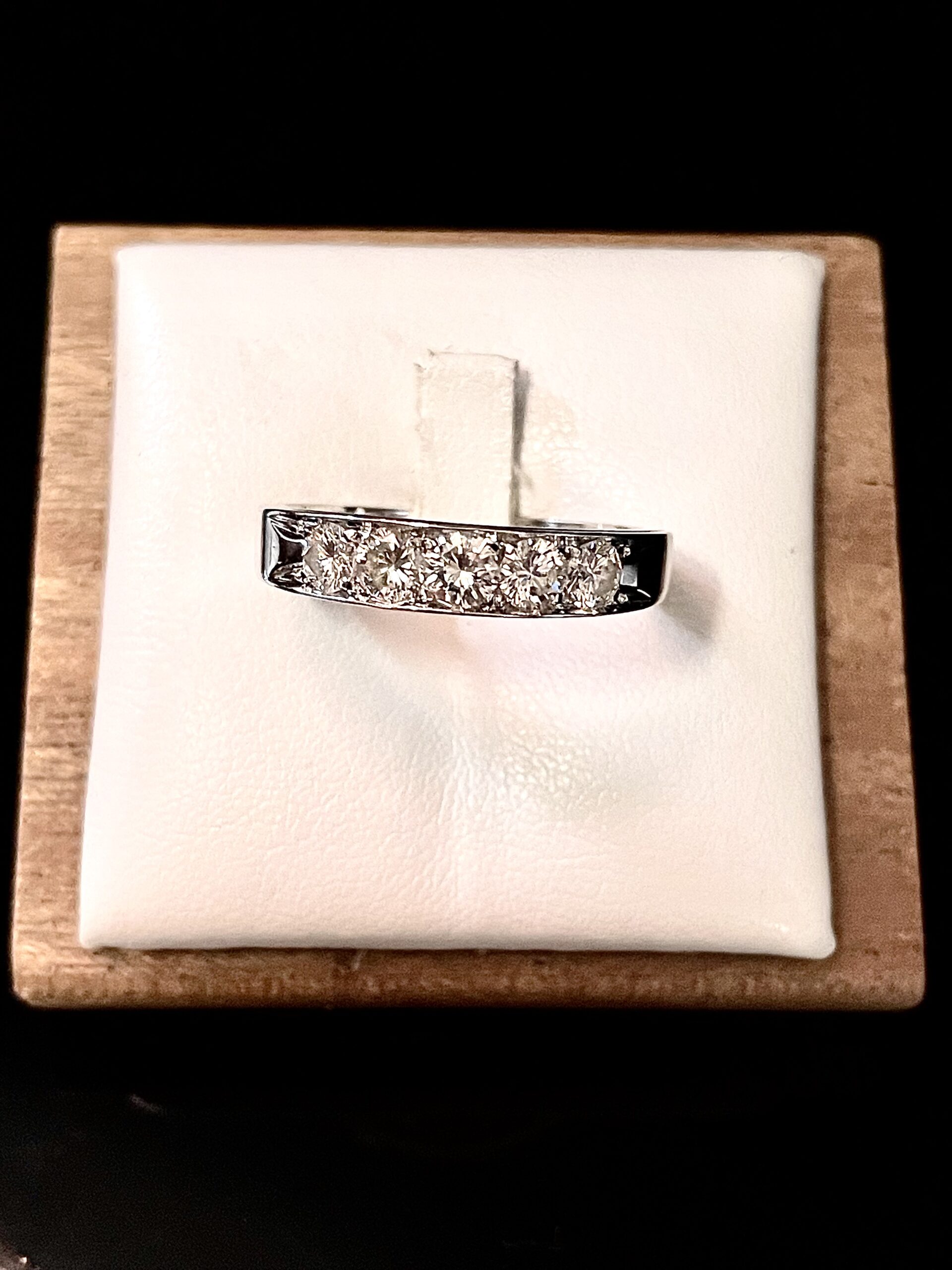 Anello riviera in oro bianco e diamanti