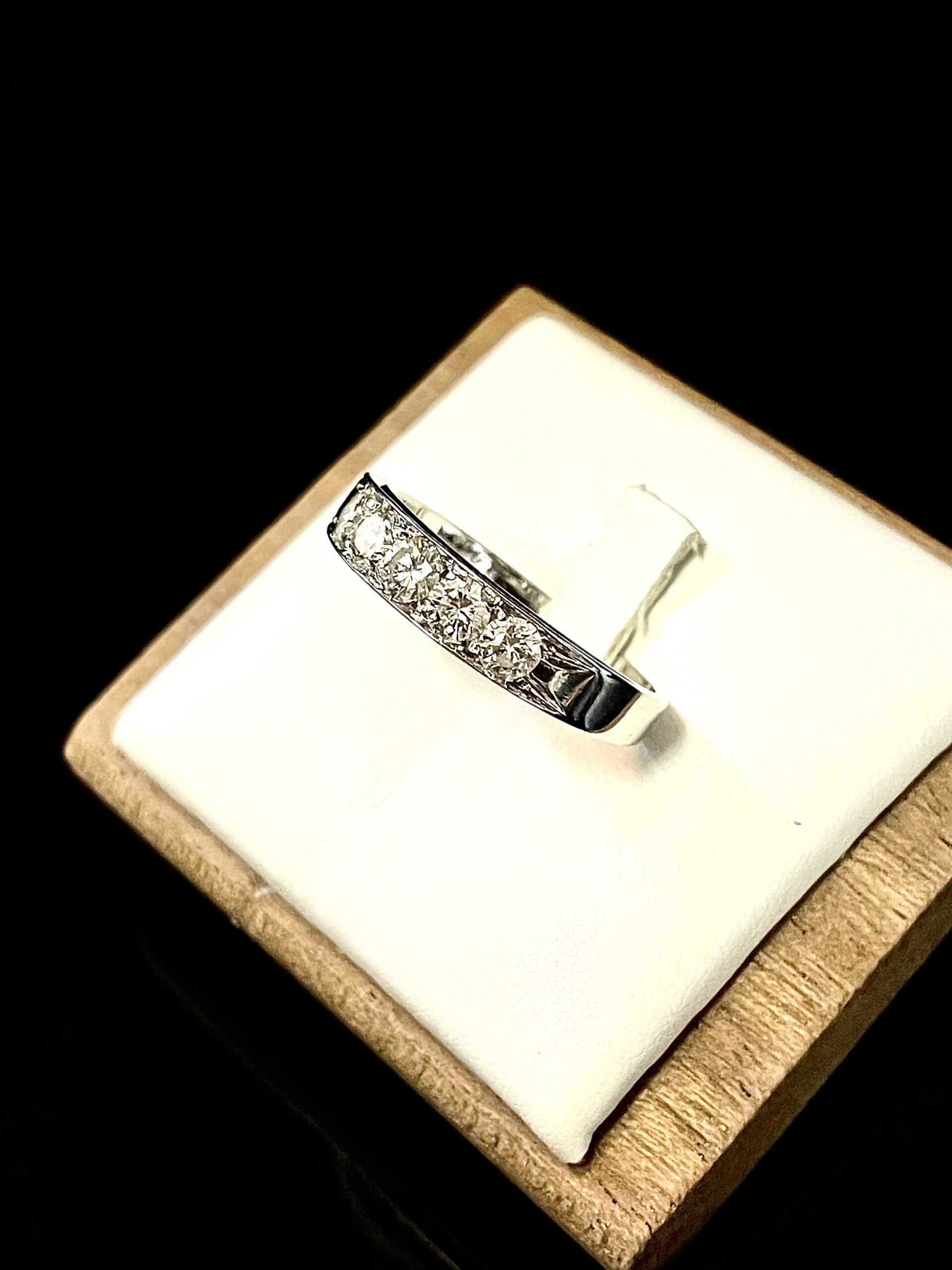 Anello riviera in oro bianco e diamanti - immagine 2