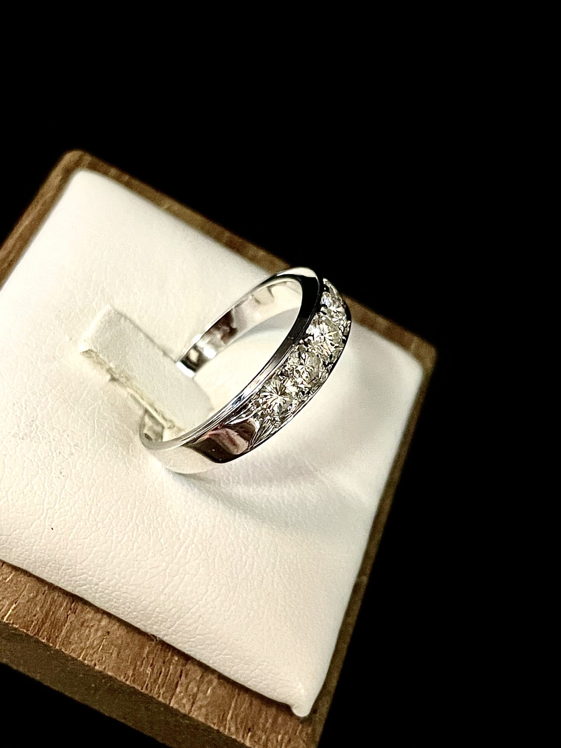 Anello riviera in oro bianco e diamanti - immagine 3