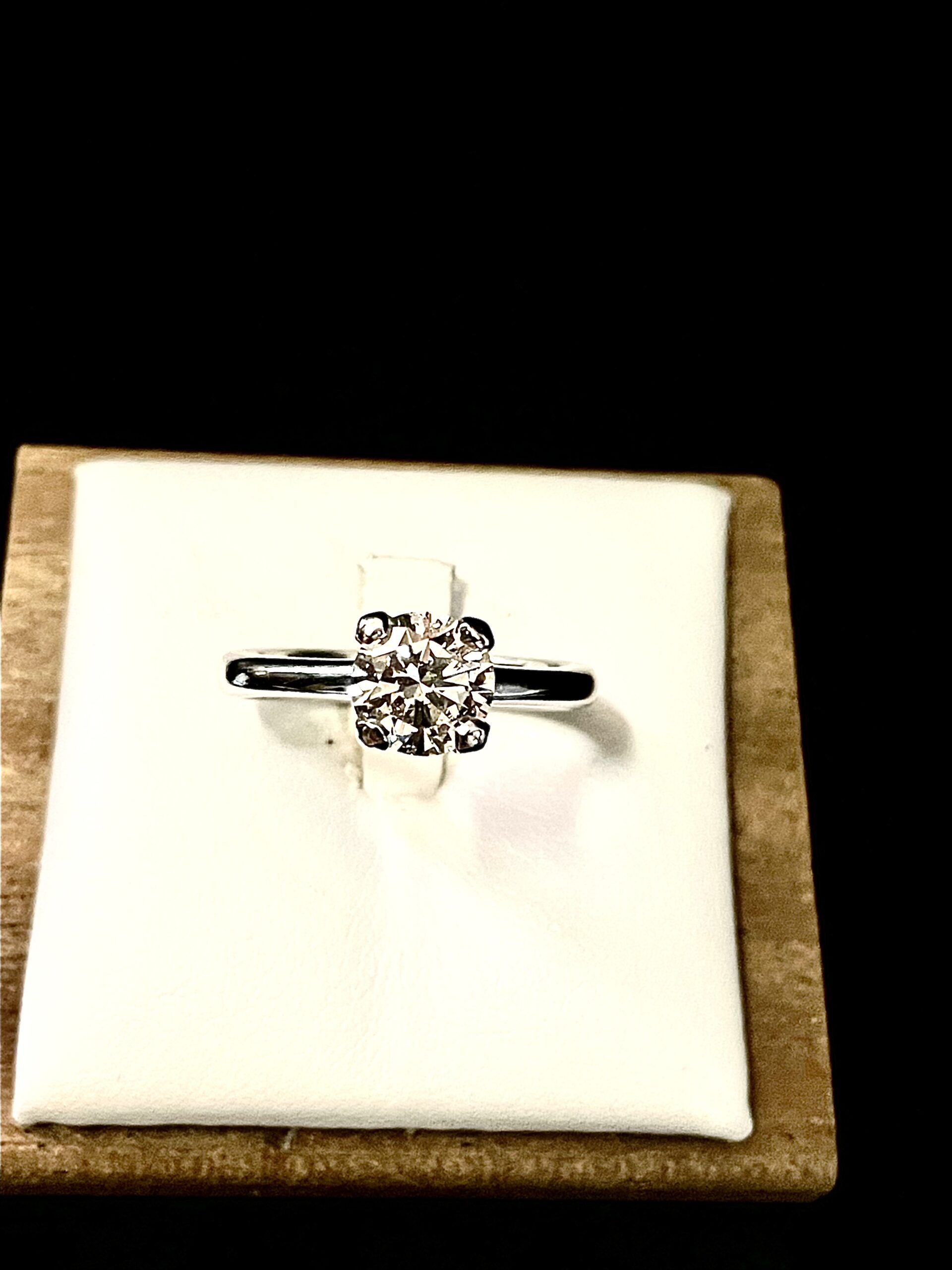 Anello solitario in platino