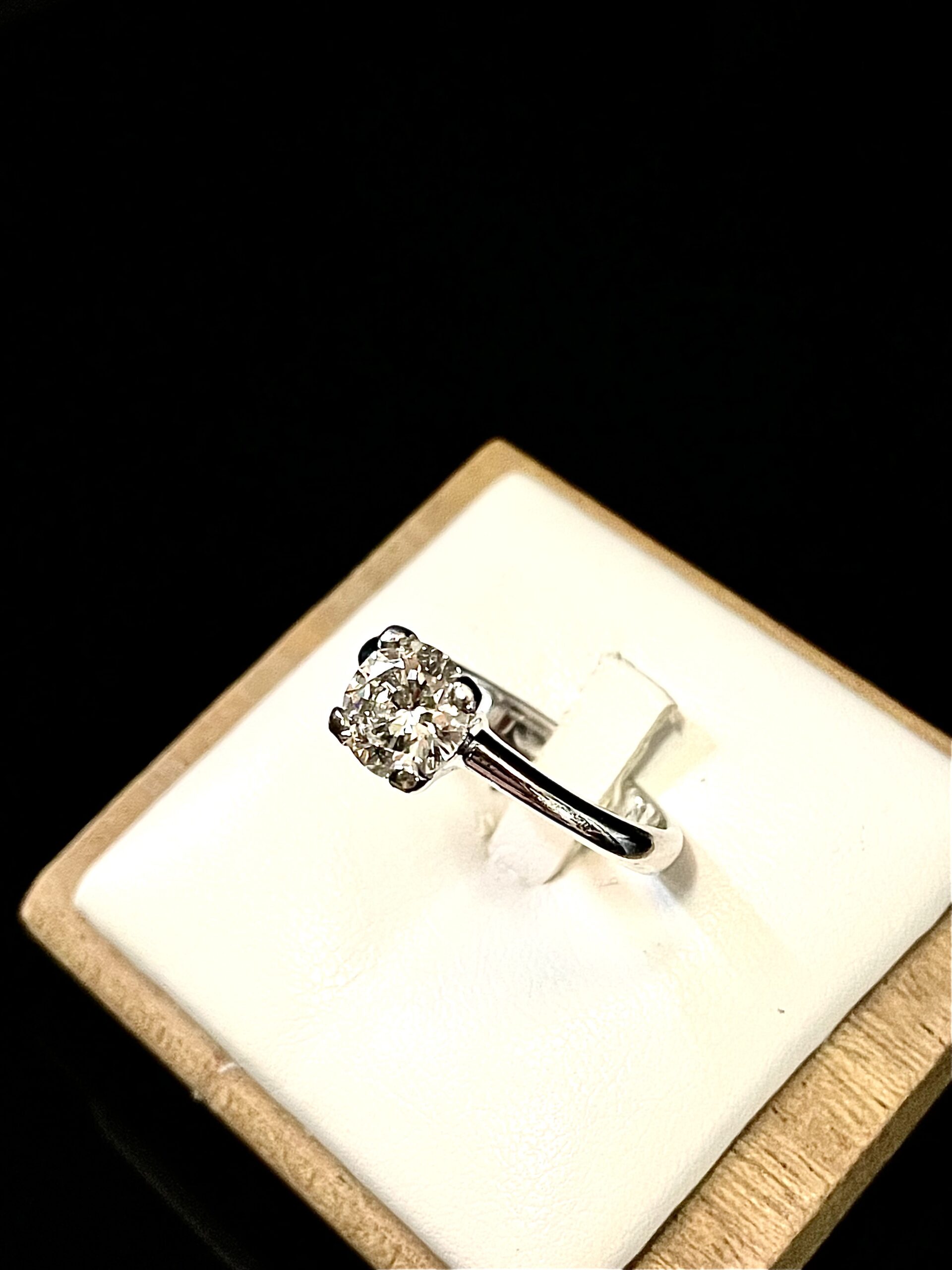 Anello solitario in platino - immagine 2