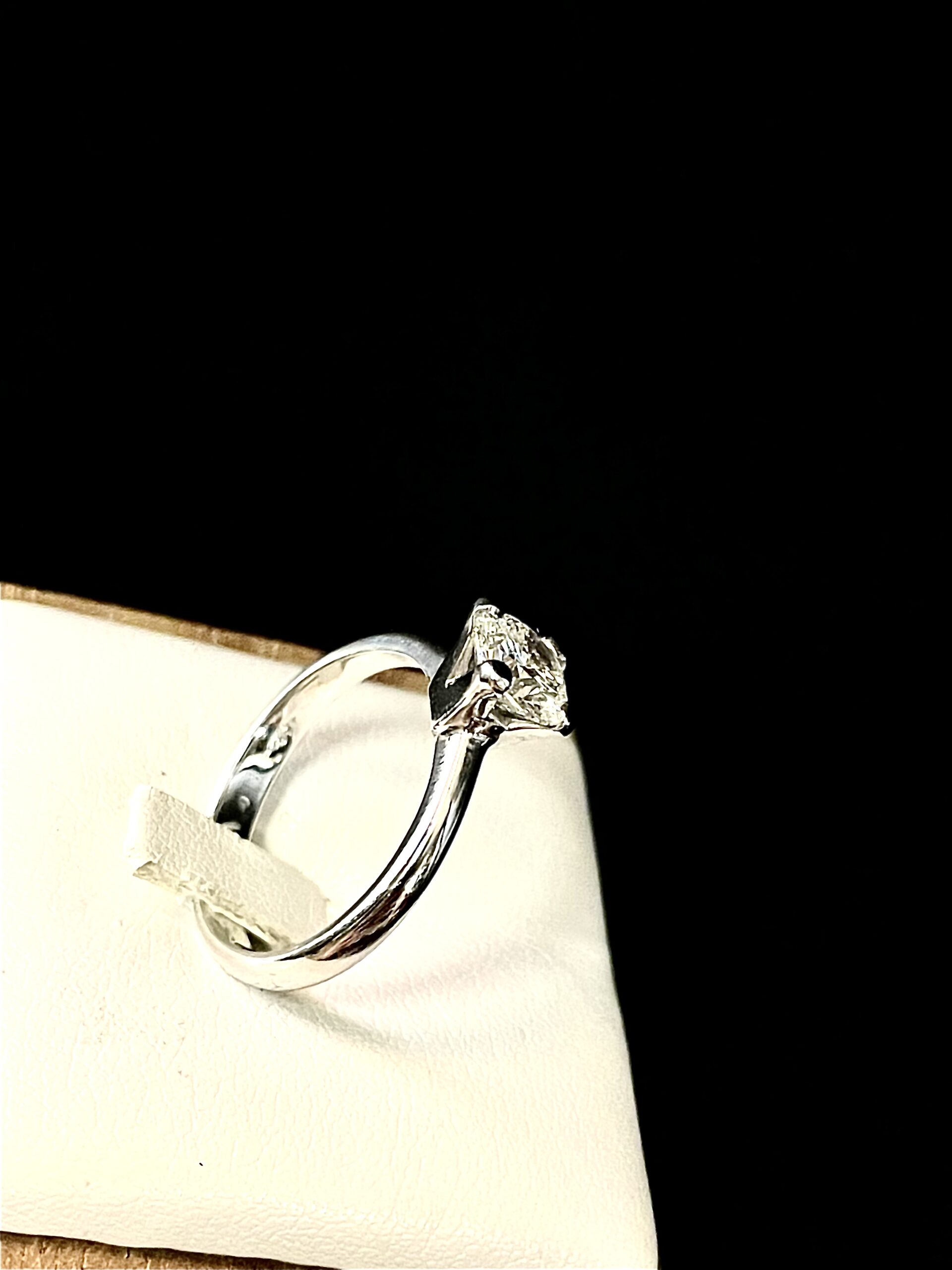 Anello solitario in platino - immagine 3