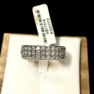Anello fascia in oro bianco e diamanti