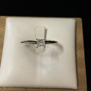 Anello solitario in oro bianco