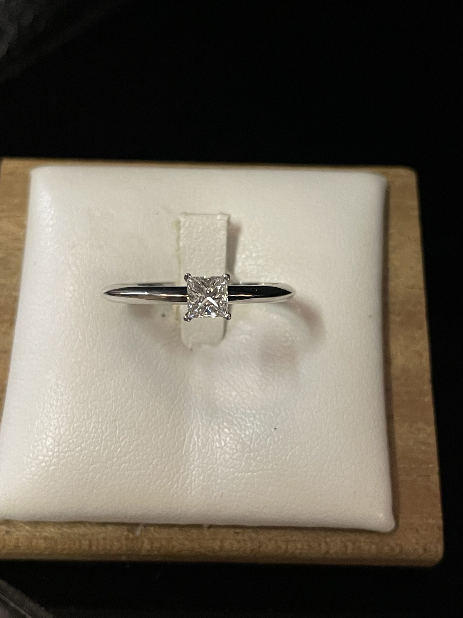 Anello solitario in oro bianco