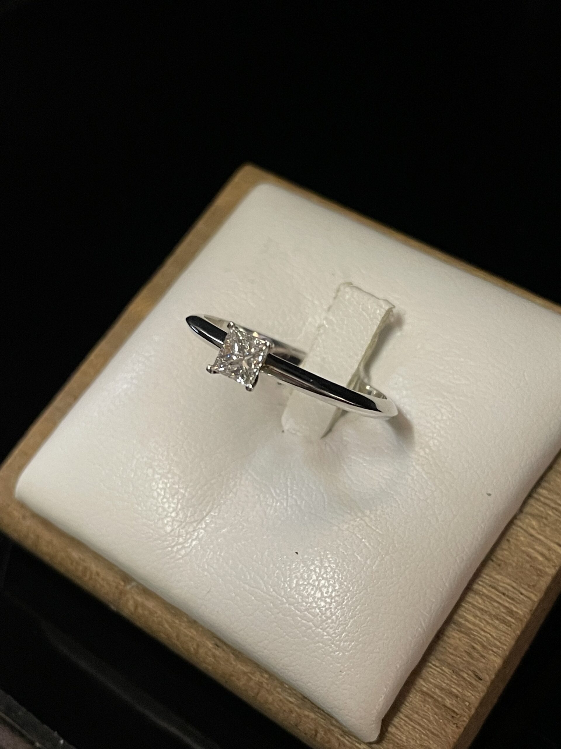 Anello solitario in oro bianco - immagine 3