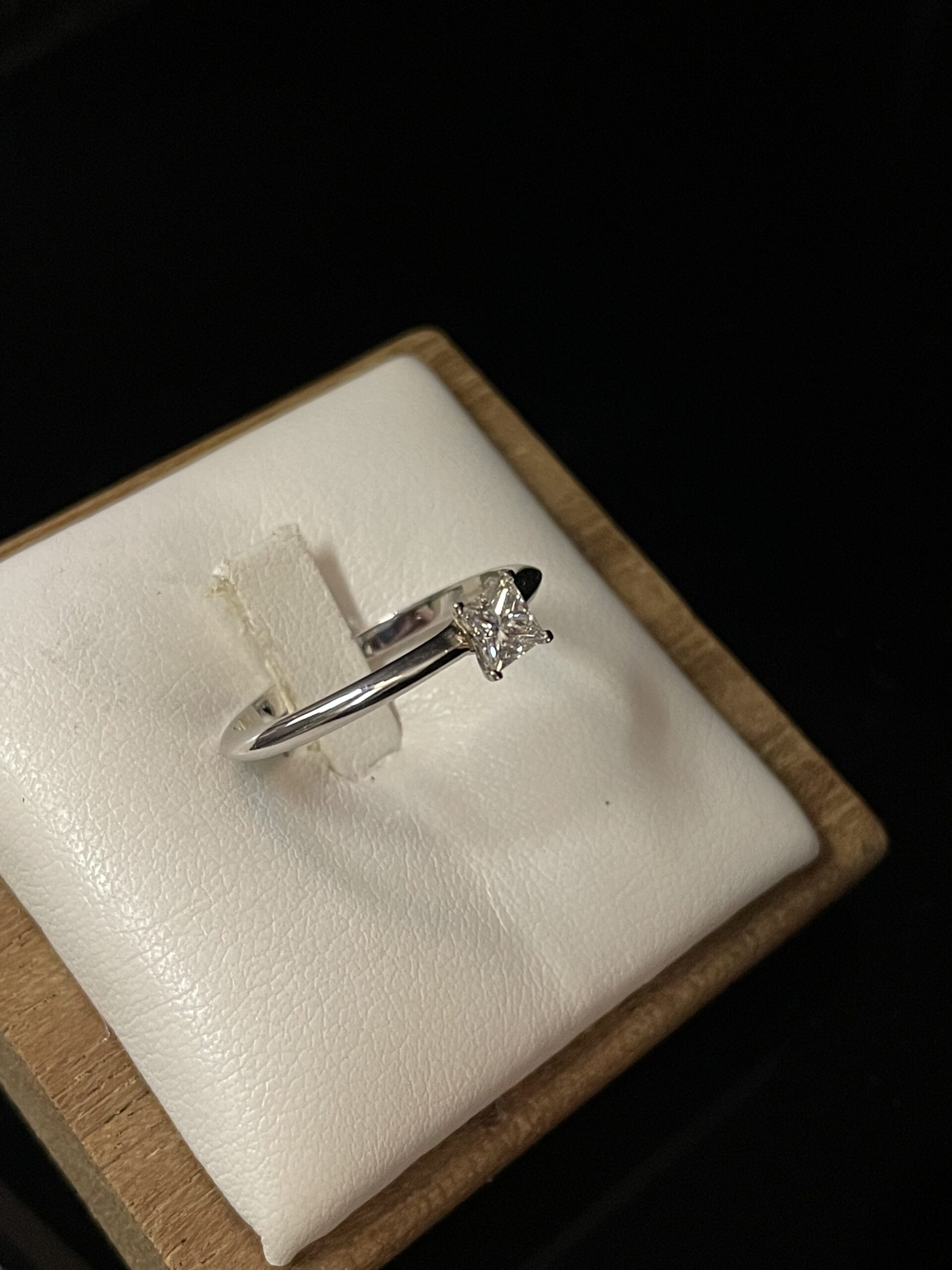 Anello solitario in oro bianco - immagine 2