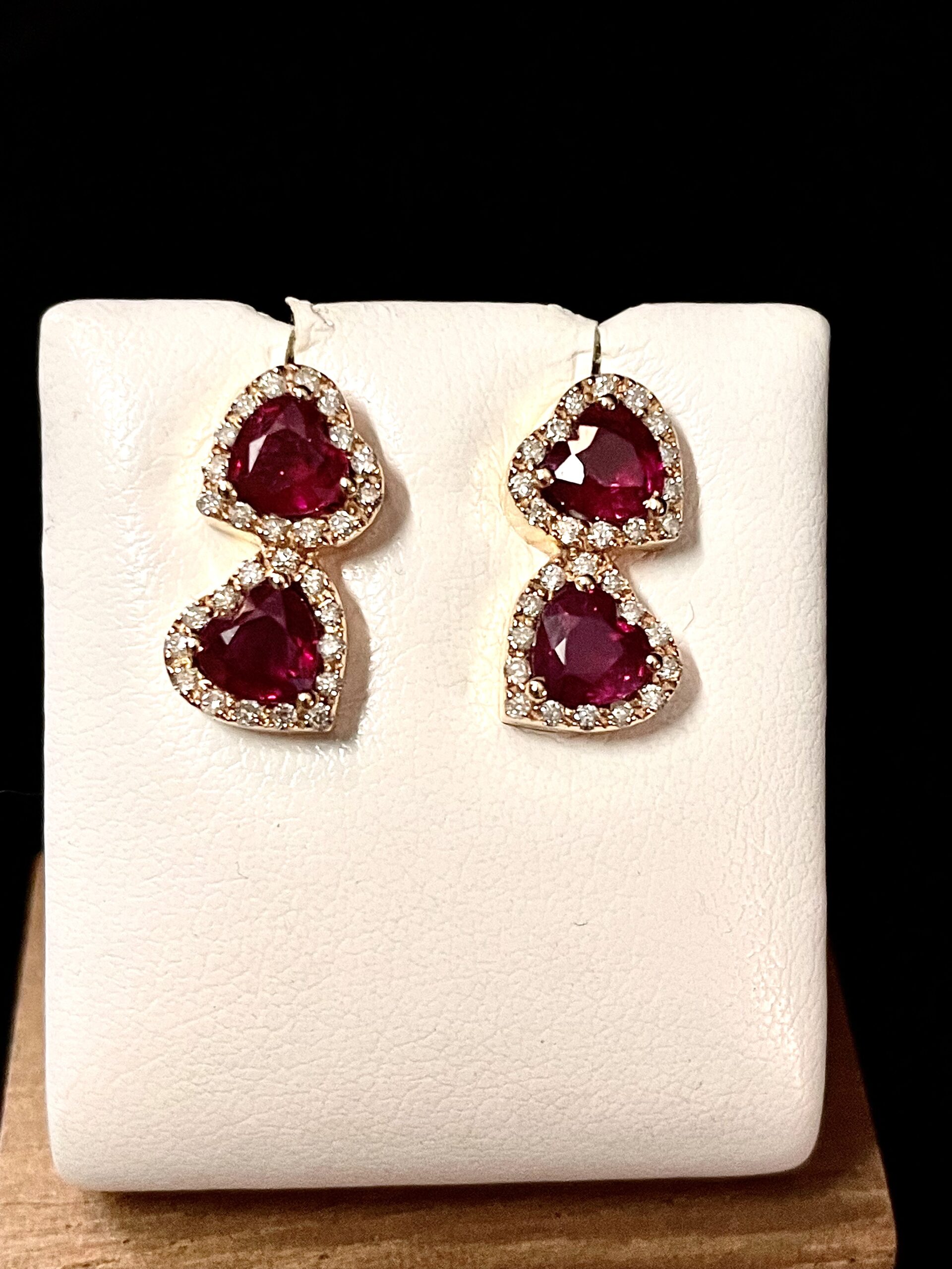 Orecchini in oro rosa con diamanti e rubini