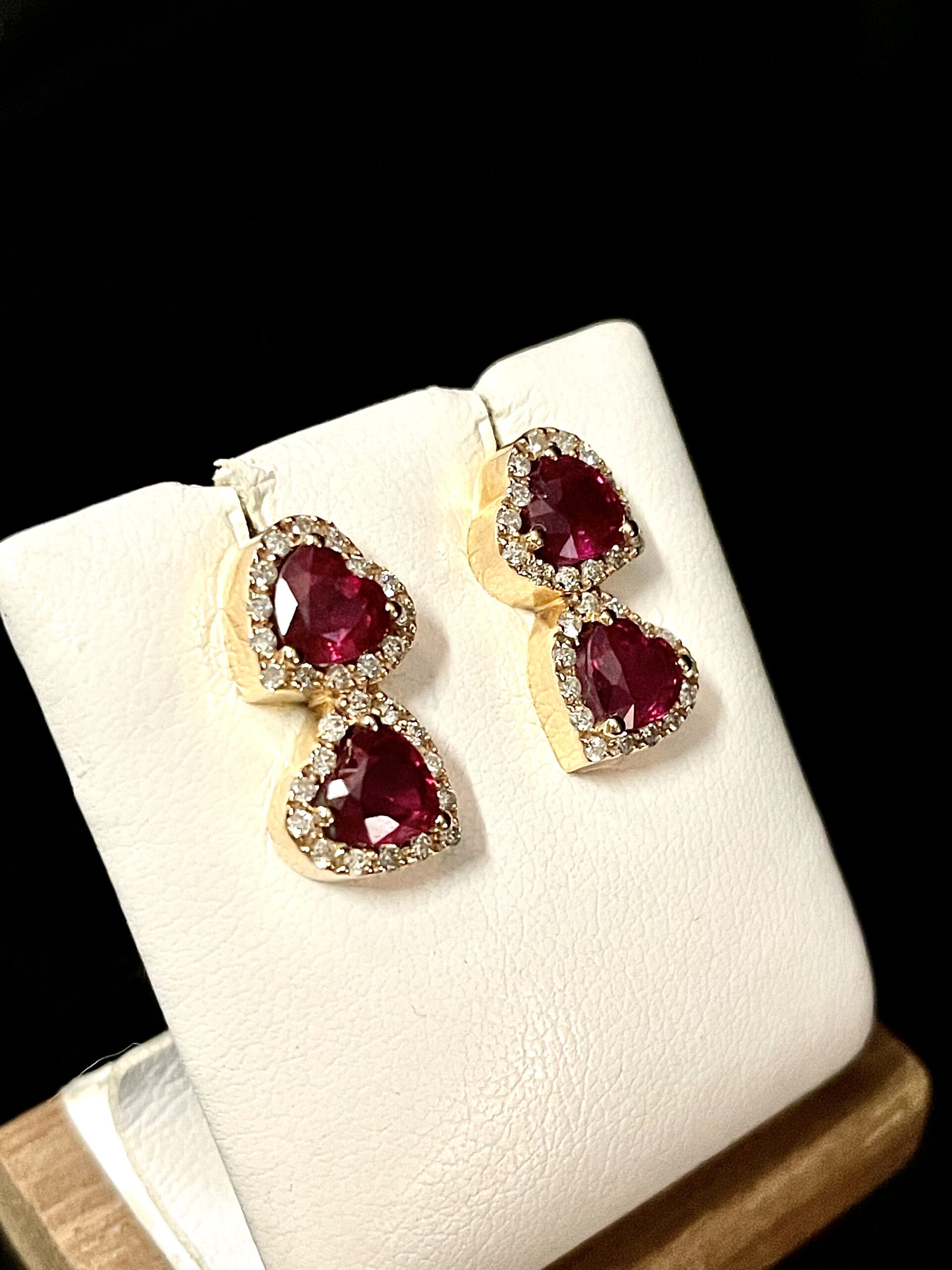 Orecchini in oro rosa con diamanti e rubini - immagine 3