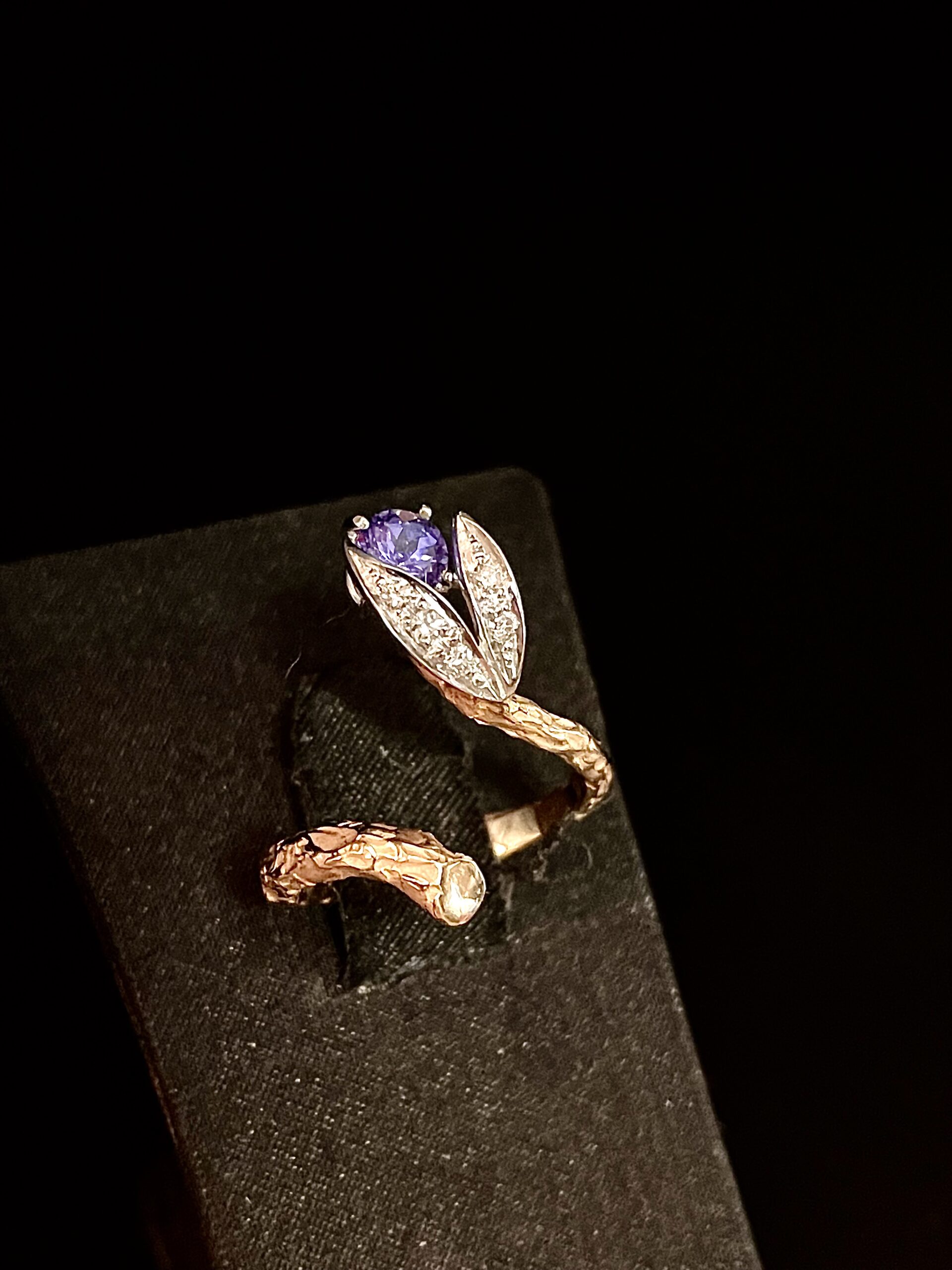 Anello Luigi Quaglia in oro rosa con Tanzanite e diamanti - immagine 2