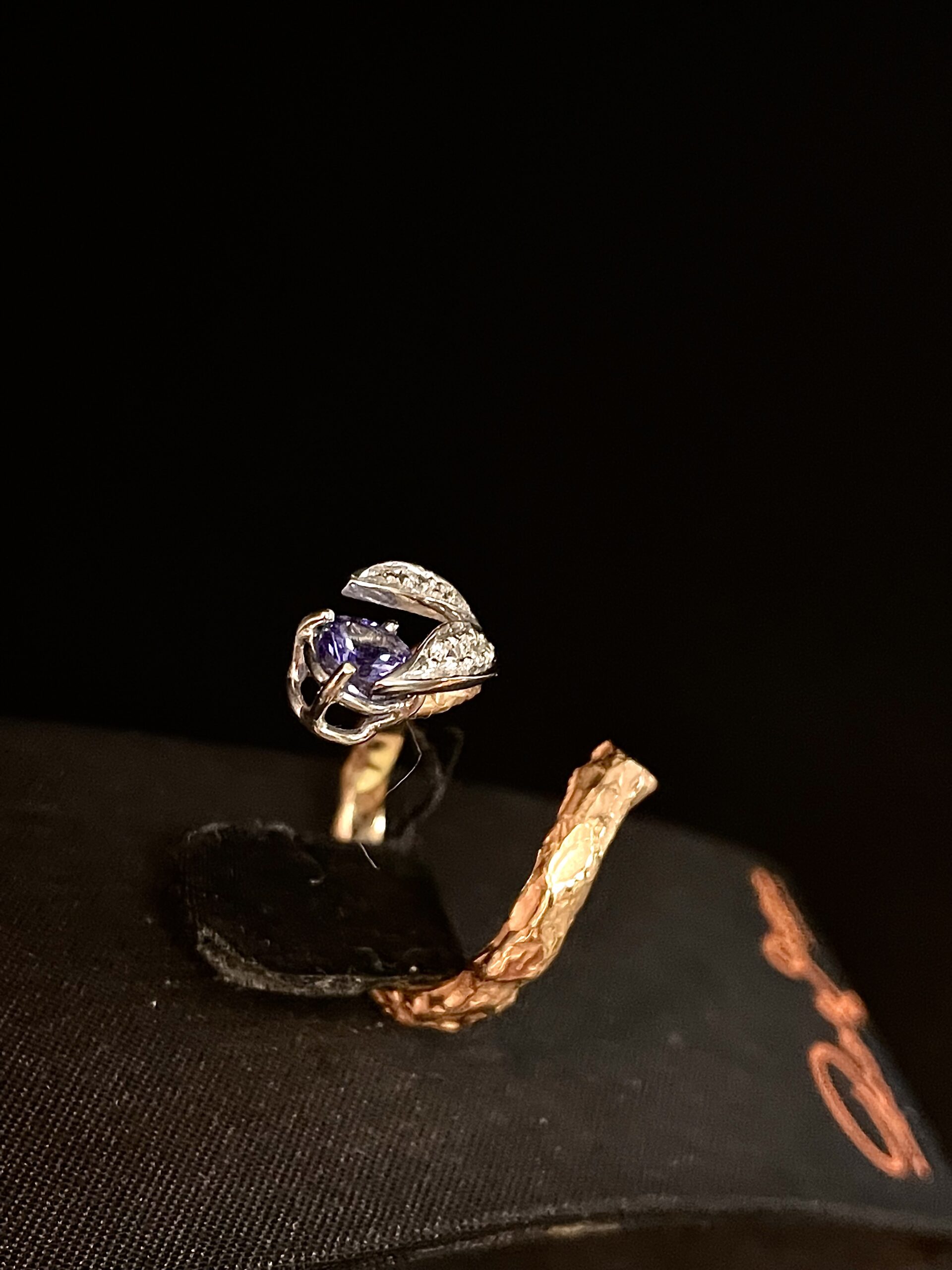 Anello Luigi Quaglia in oro rosa con Tanzanite e diamanti - immagine 3