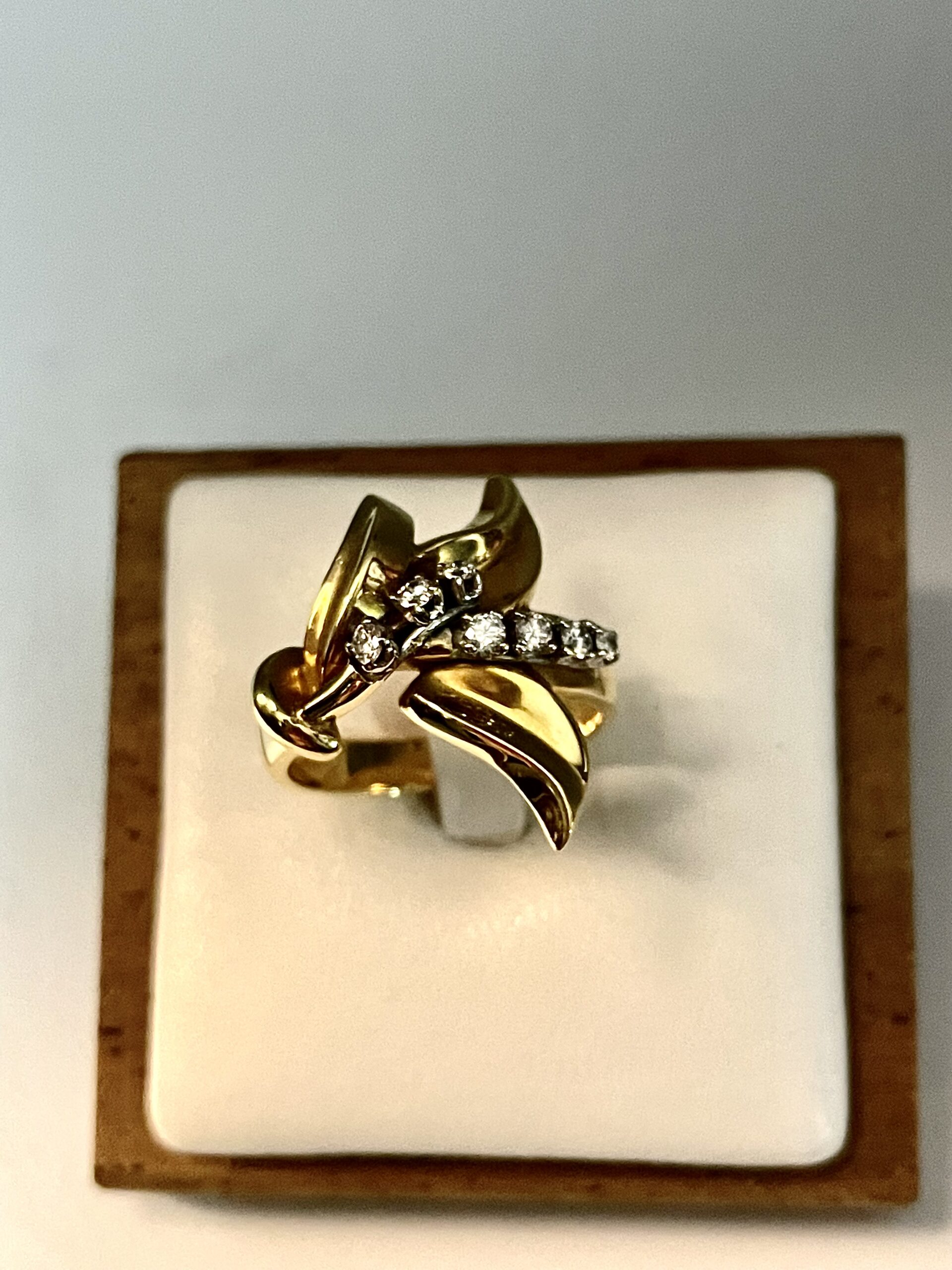 Anello in oro giallo e diamanti