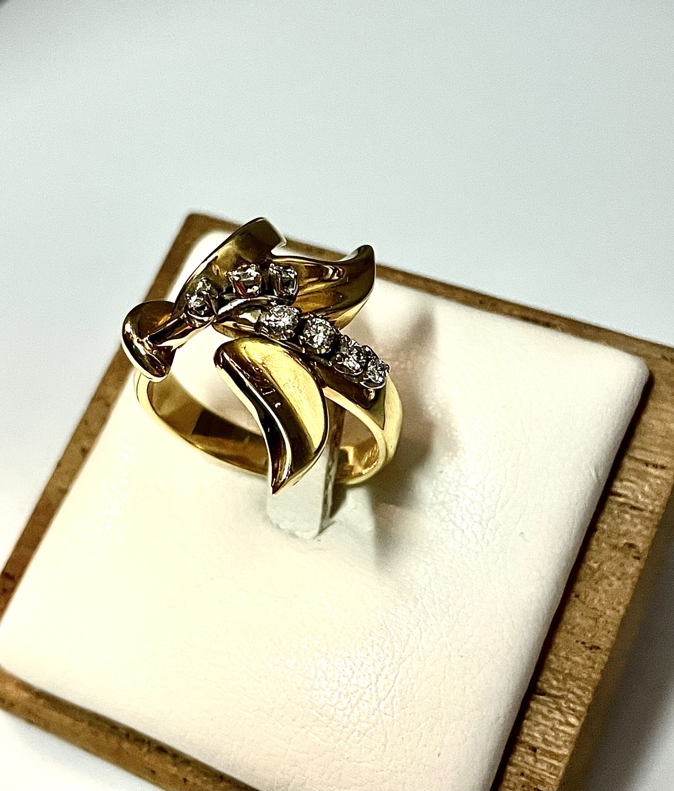 Anello in oro giallo e diamanti - immagine 2