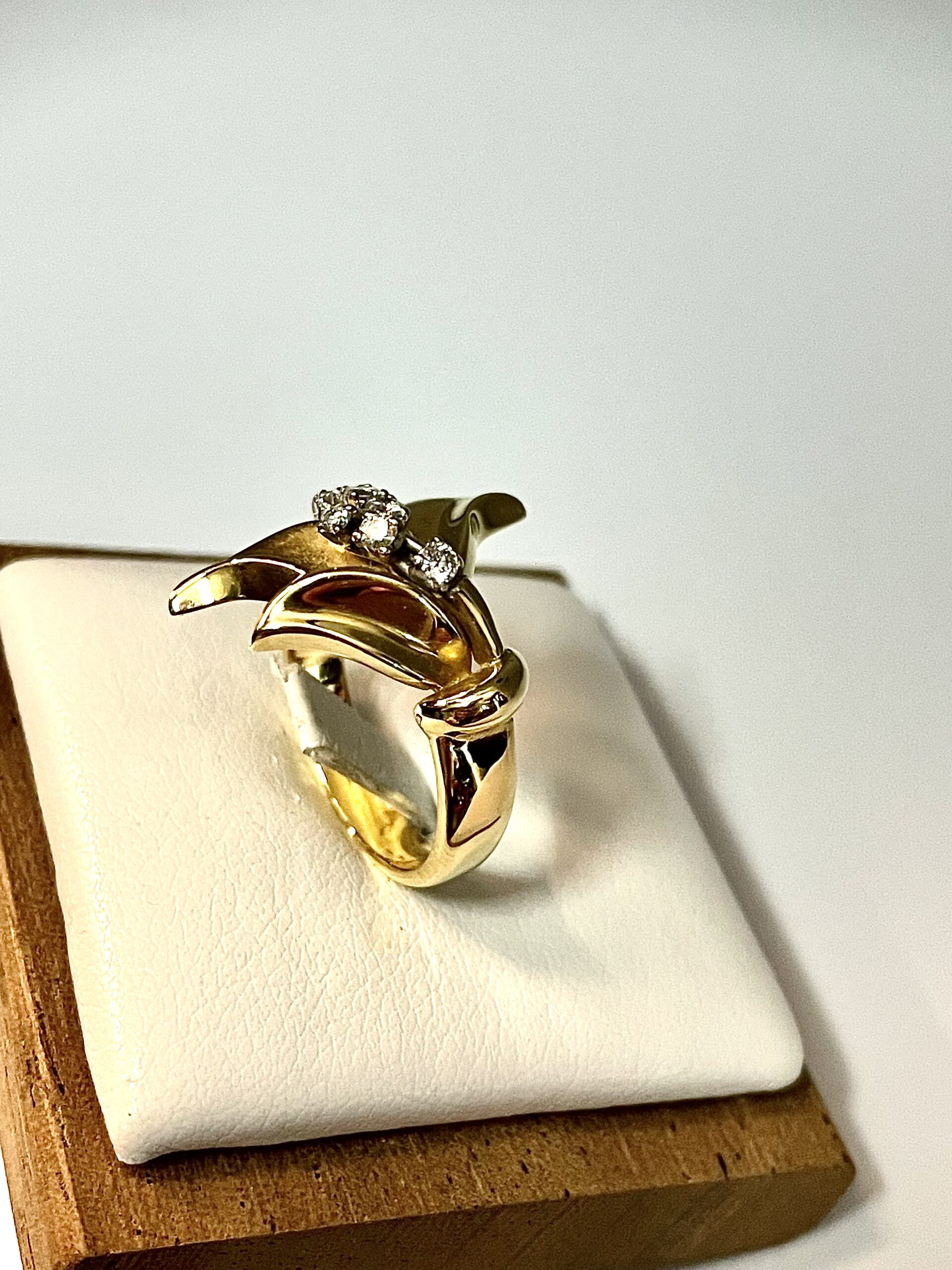 Anello in oro giallo e diamanti - immagine 3