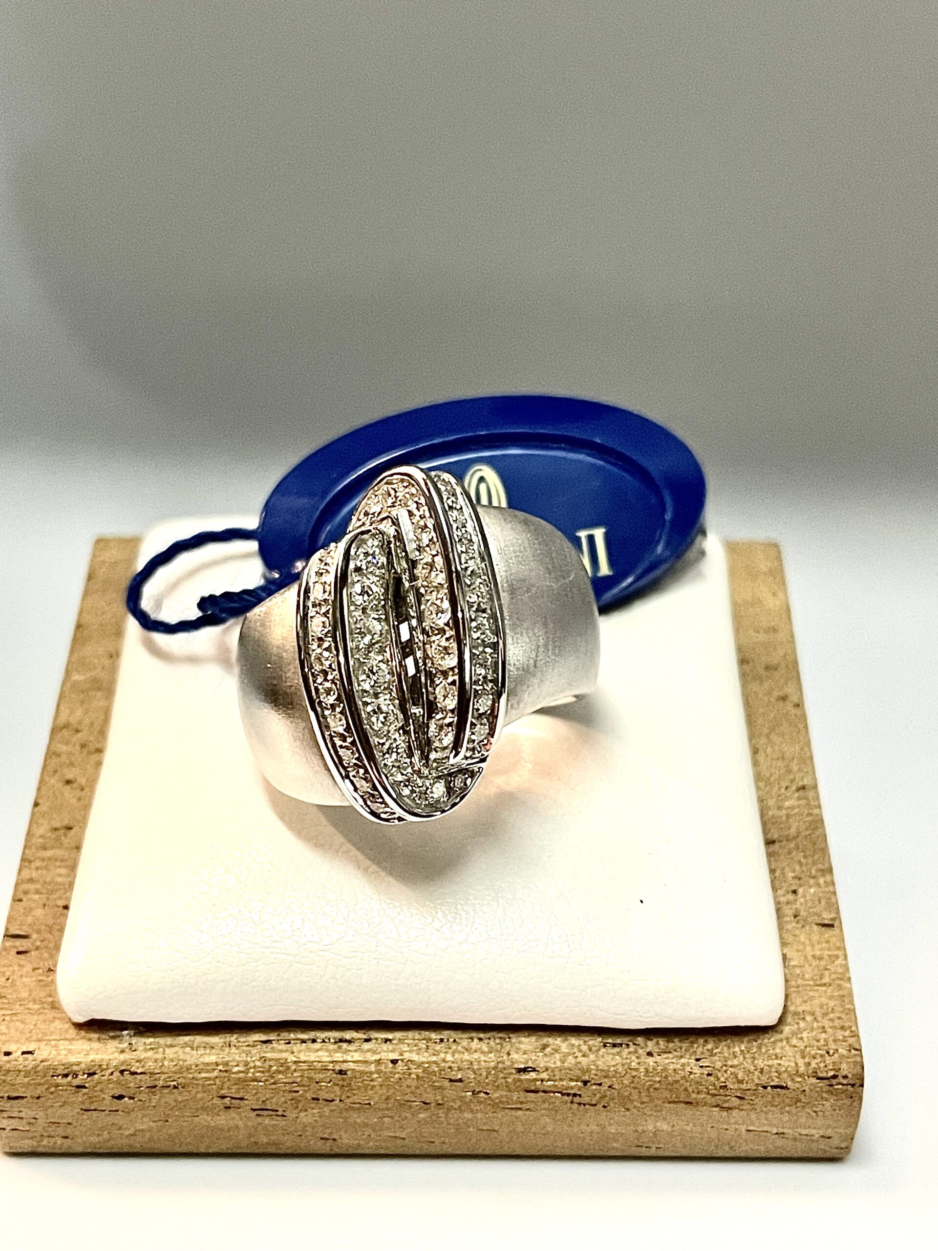 Anello a fascia Damiani in oro bianco e diamanti
