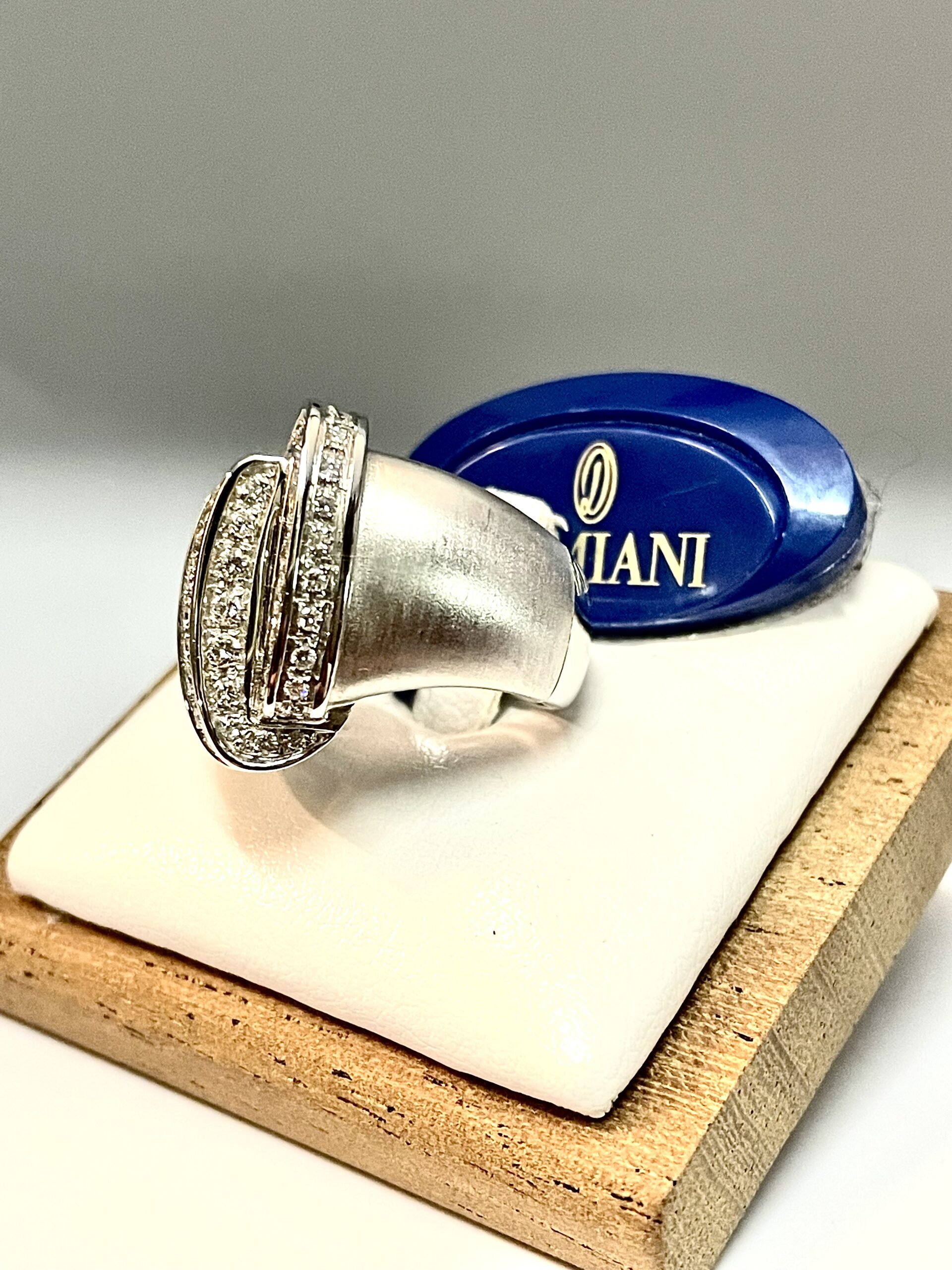 Anello a fascia Damiani in oro bianco e diamanti - immagine 2