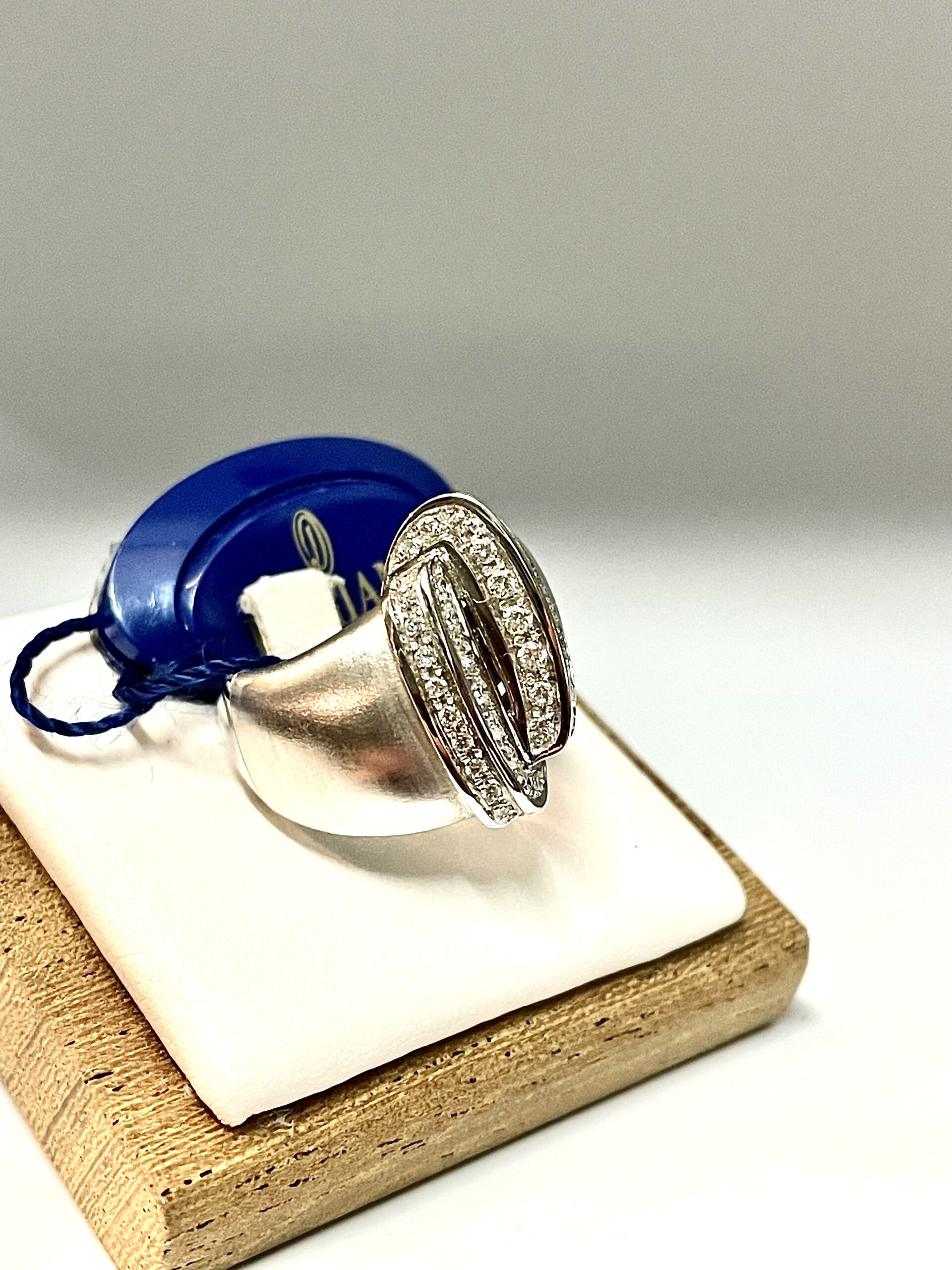 Anello a fascia Damiani in oro bianco e diamanti - immagine 3