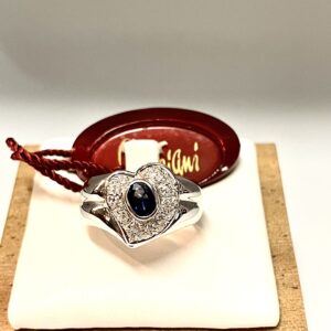 Anello a fascia Damiani in oro bianco con zaffiro e diamanti