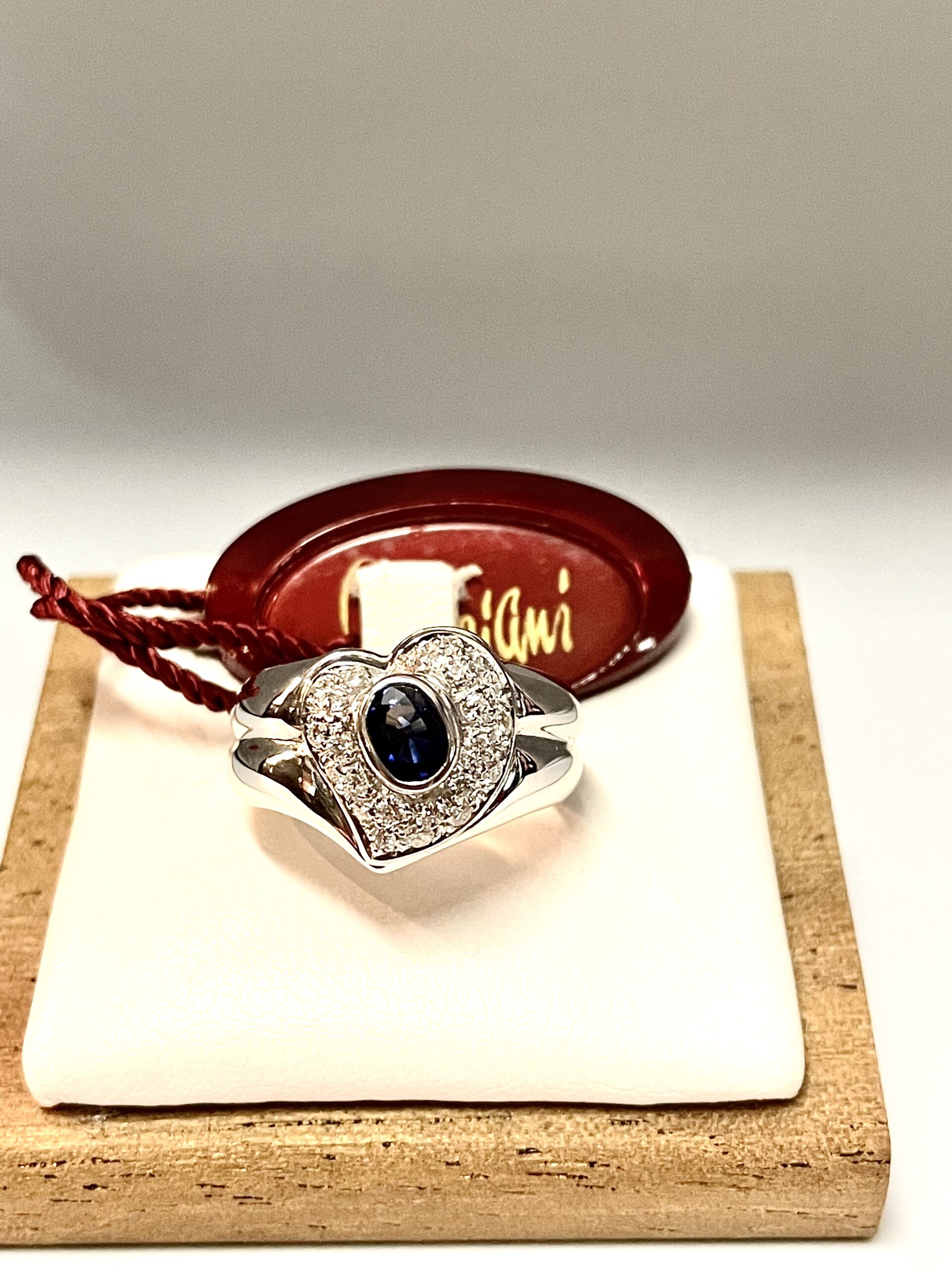 Anello a fascia Damiani in oro bianco con zaffiro e diamanti