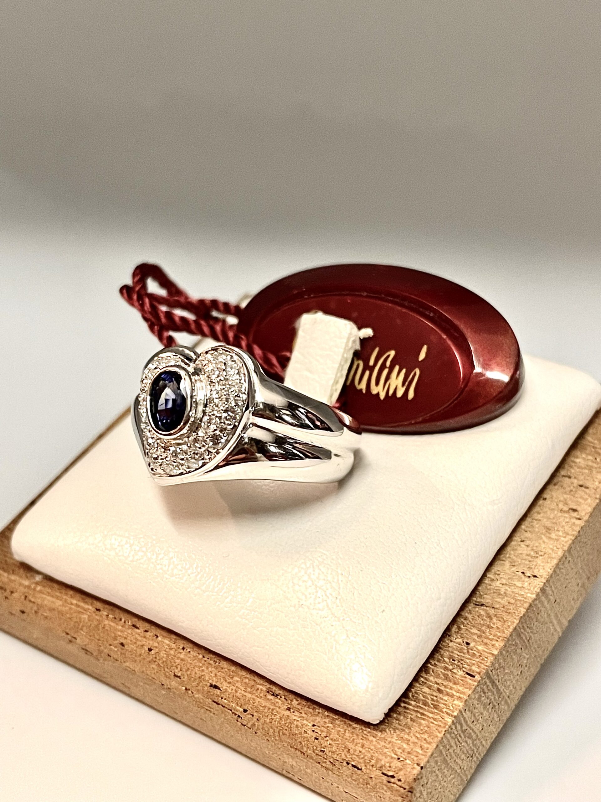Anello a fascia Damiani in oro bianco con zaffiro e diamanti - immagine 2