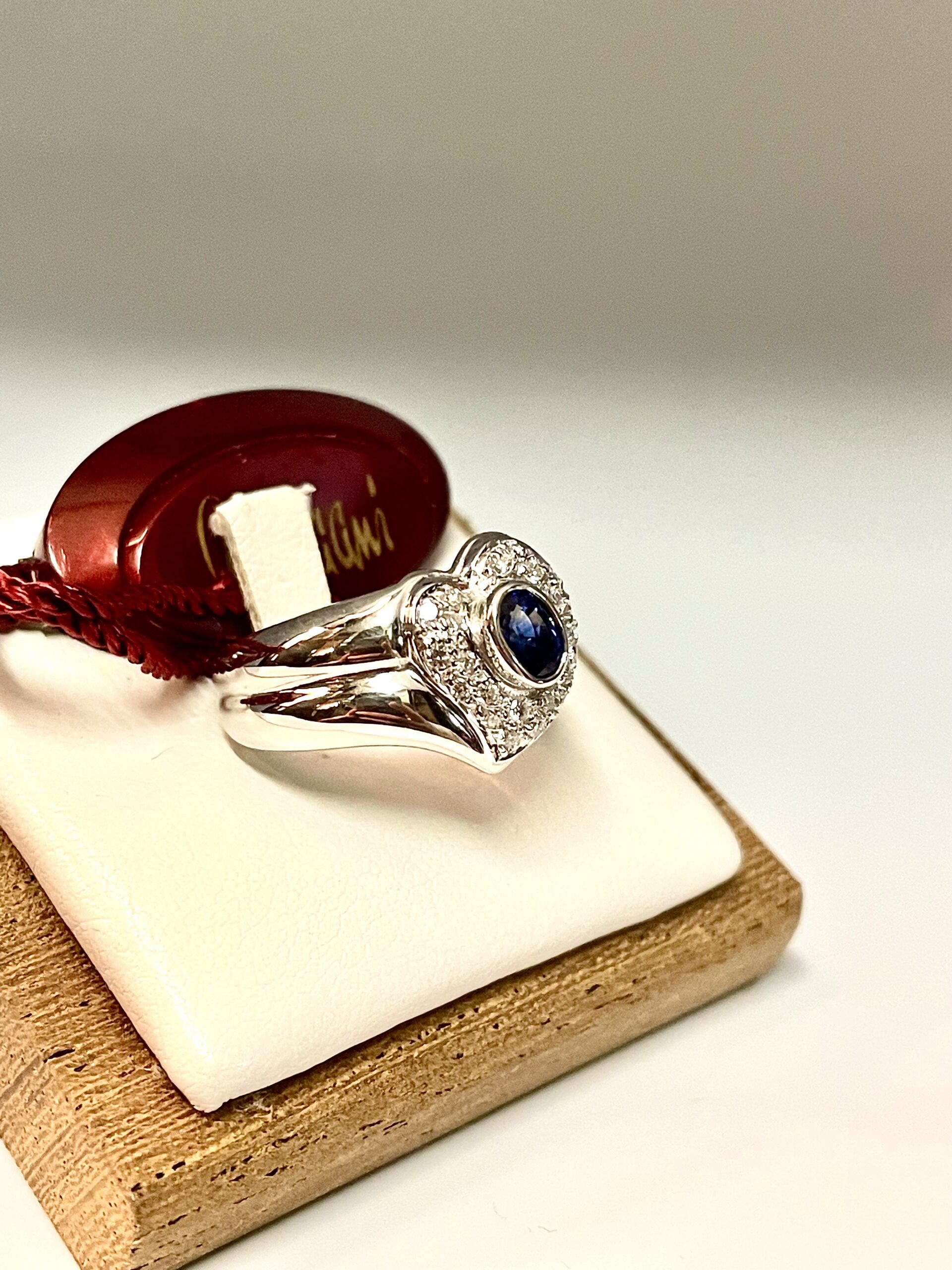 Anello a fascia Damiani in oro bianco con zaffiro e diamanti - immagine 3