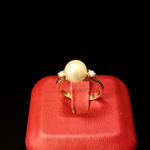 Anello in oro giallo con perla