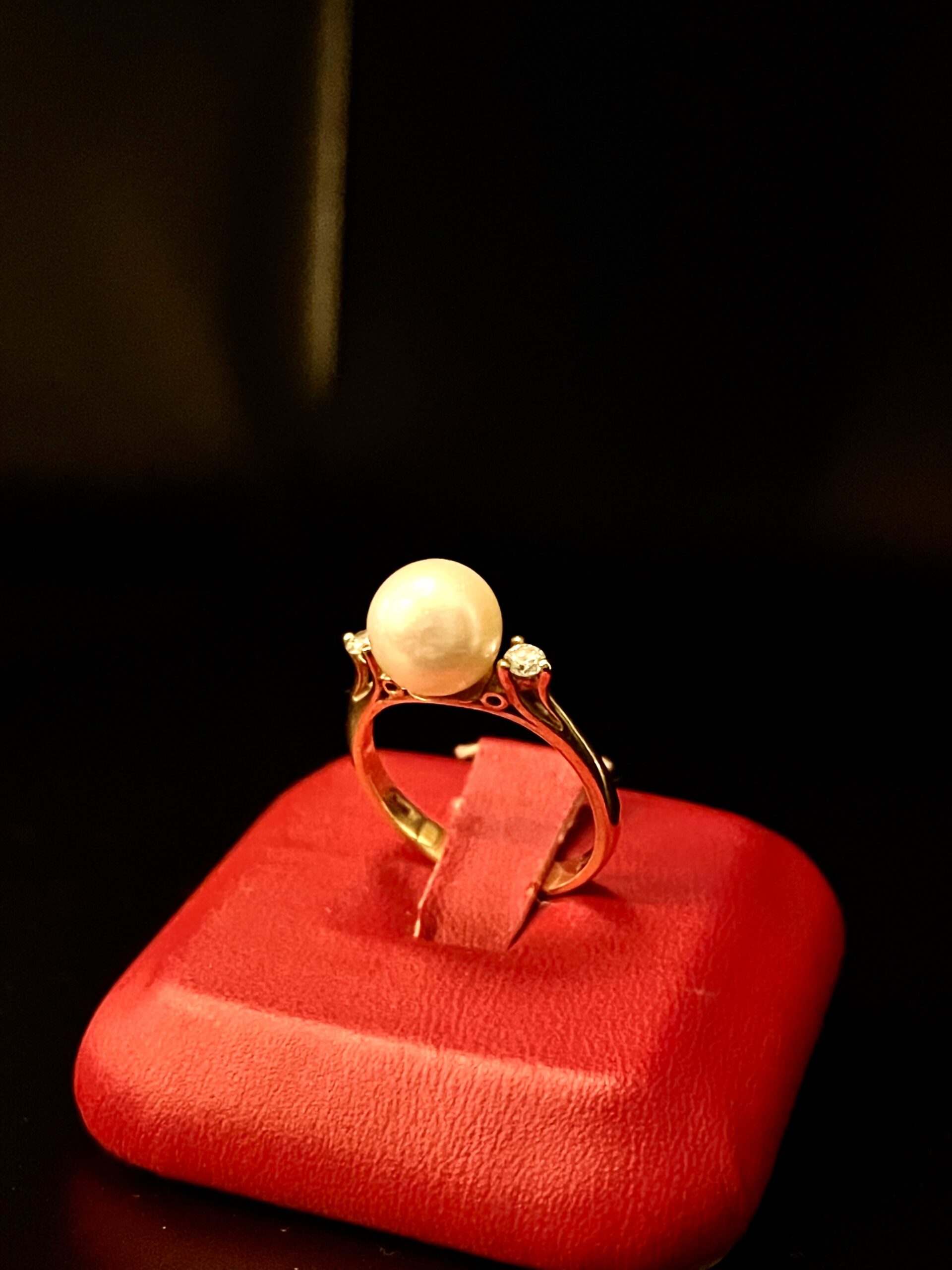 Anello in oro giallo con perla - immagine 2