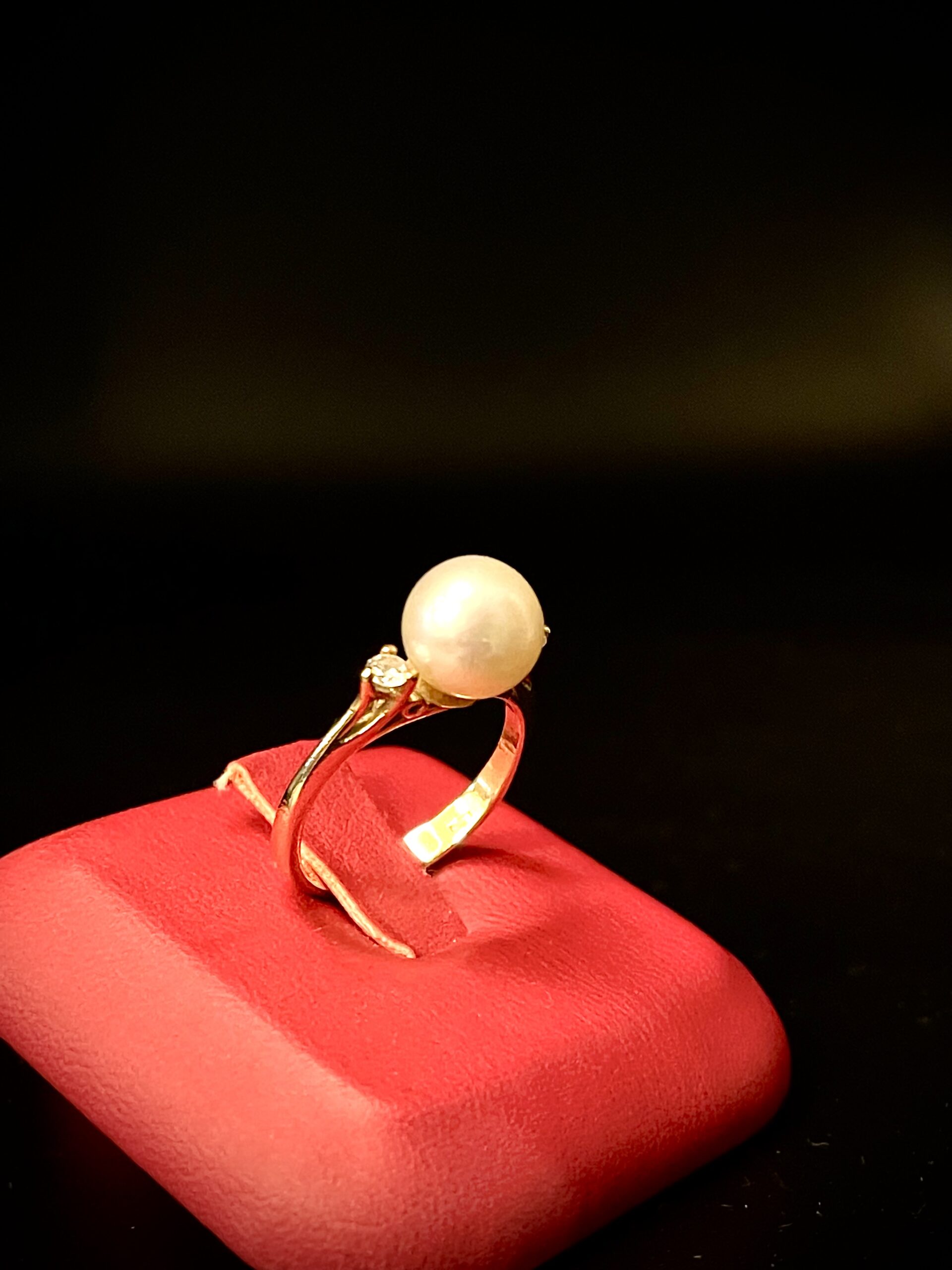 Anello in oro giallo con perla - immagine 3