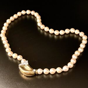 Girocollo con perle e chiusura in oro