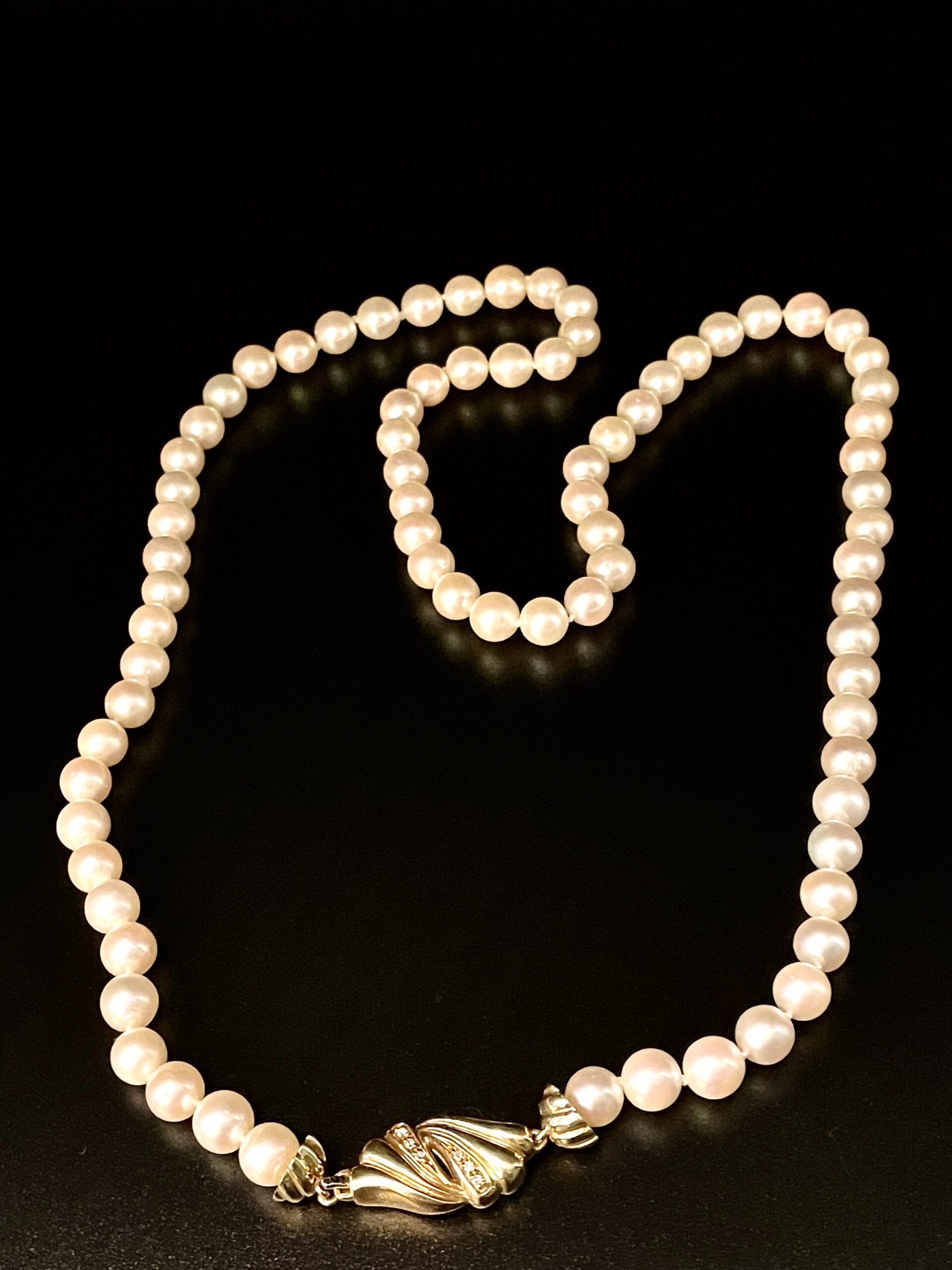 Collana con perle e chiusura in oro con diamanti