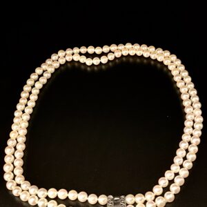 Girocollo di Damiani con doppio filo di perle con chiusura in oro